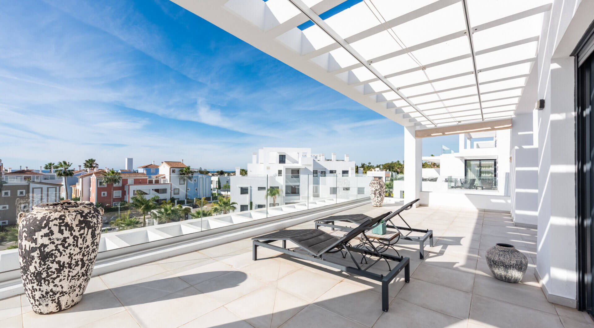Stylowy i jasny dwupoziomowy penthouse w Cortijo del Golf na Nowej Złotej Mili