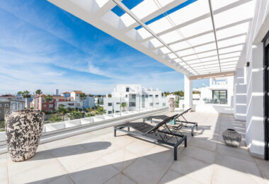 Stylowy i jasny dwupoziomowy penthouse w Cortijo del Golf na Nowej Złotej Mili