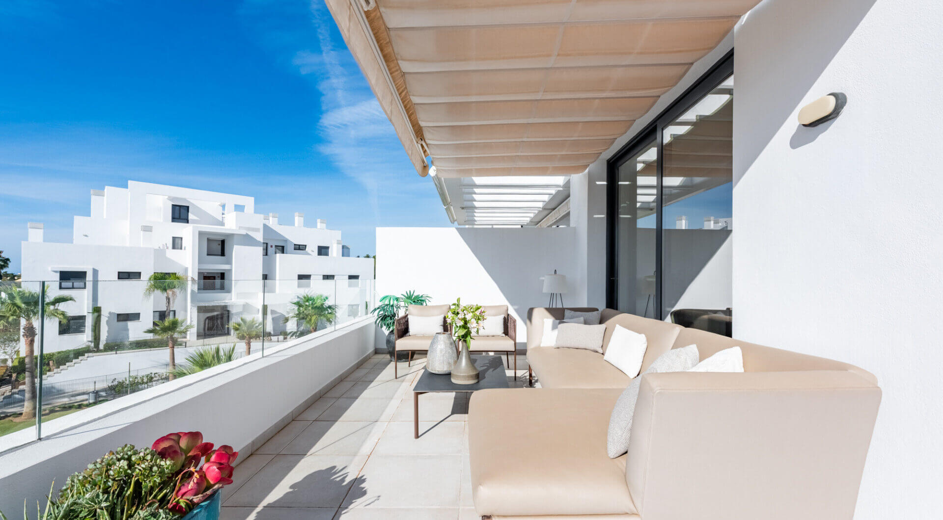 Stylowy i jasny dwupoziomowy penthouse w Cortijo del Golf na Nowej Złotej Mili