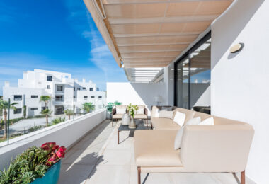 Stylowy i jasny dwupoziomowy penthouse w Cortijo del Golf na Nowej Złotej Mili