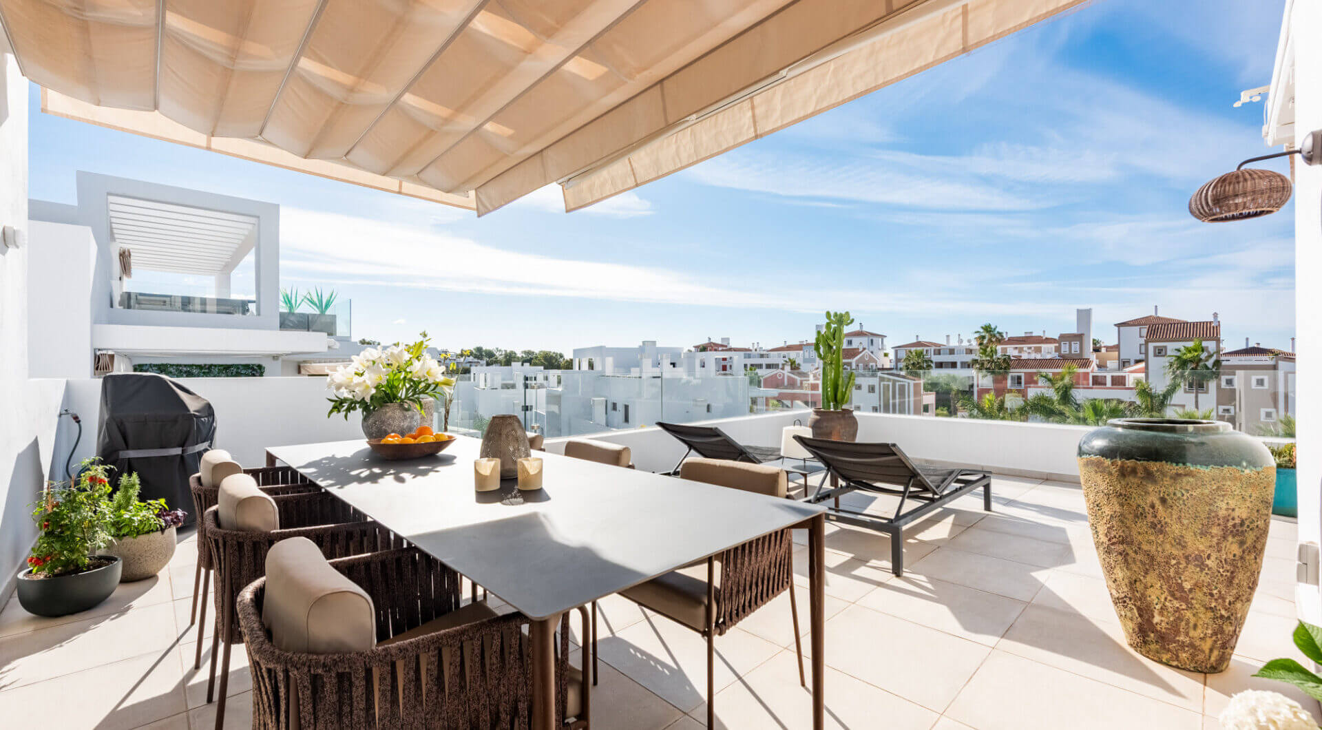 Stylowy i jasny dwupoziomowy penthouse w Cortijo del Golf na Nowej Złotej Mili