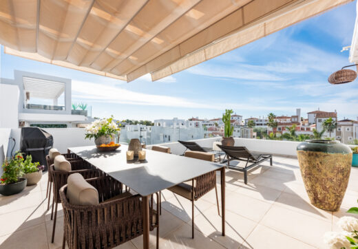 Stylowy i jasny dwupoziomowy penthouse w Cortijo del Golf na Nowej Złotej Mili