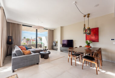 Stylowy i jasny dwupoziomowy penthouse w Cortijo del Golf na Nowej Złotej Mili