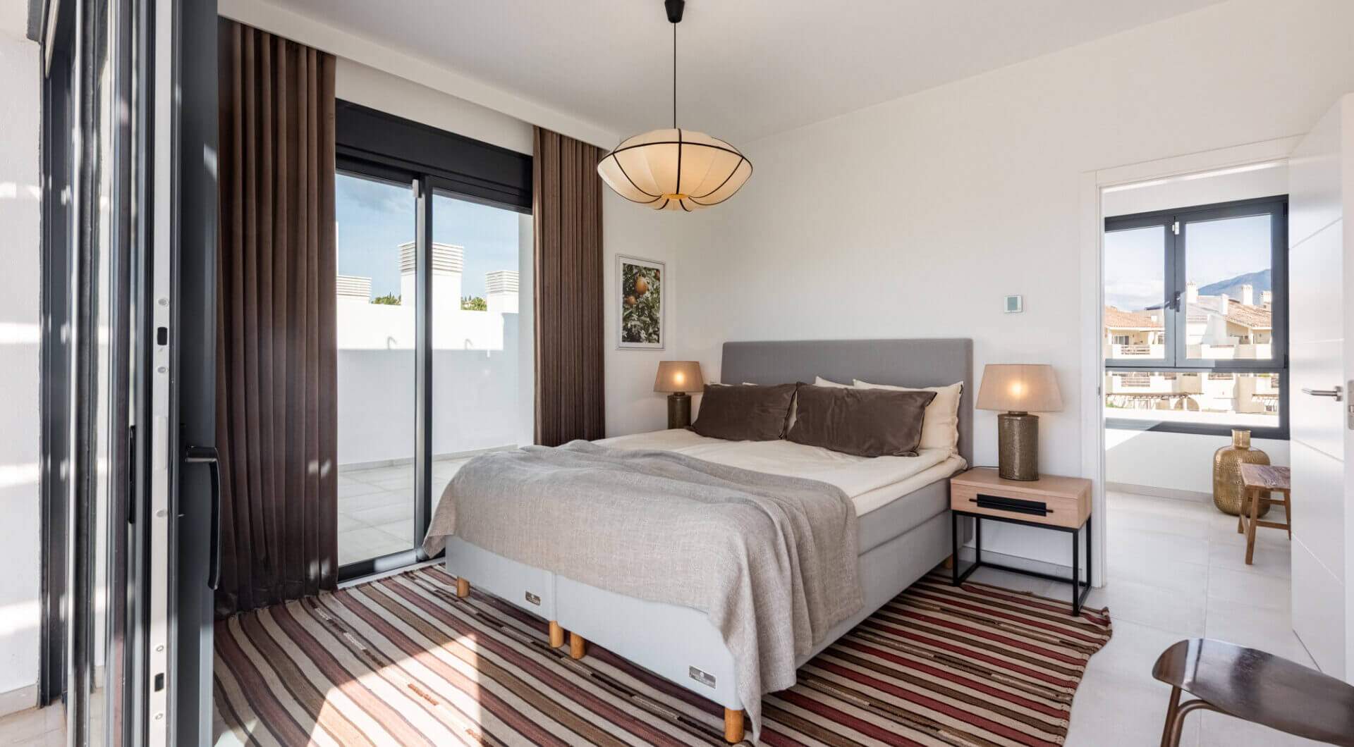 Stylowy i jasny dwupoziomowy penthouse w Cortijo del Golf na Nowej Złotej Mili