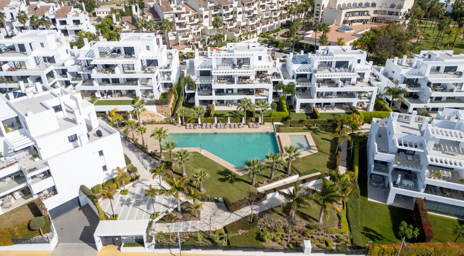 Stylowy i jasny dwupoziomowy penthouse w Cortijo del Golf na Nowej Złotej Mili