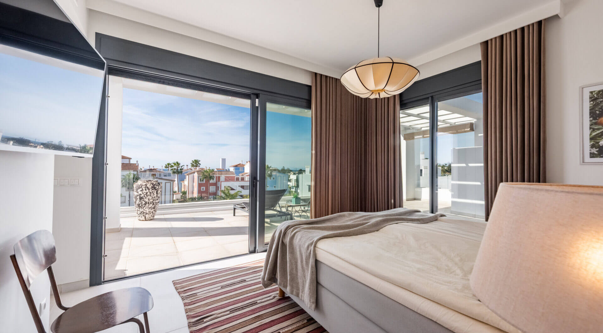 Stylowy i jasny dwupoziomowy penthouse w Cortijo del Golf na Nowej Złotej Mili