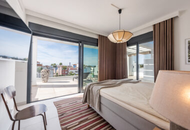 Stylowy i jasny dwupoziomowy penthouse w Cortijo del Golf na Nowej Złotej Mili
