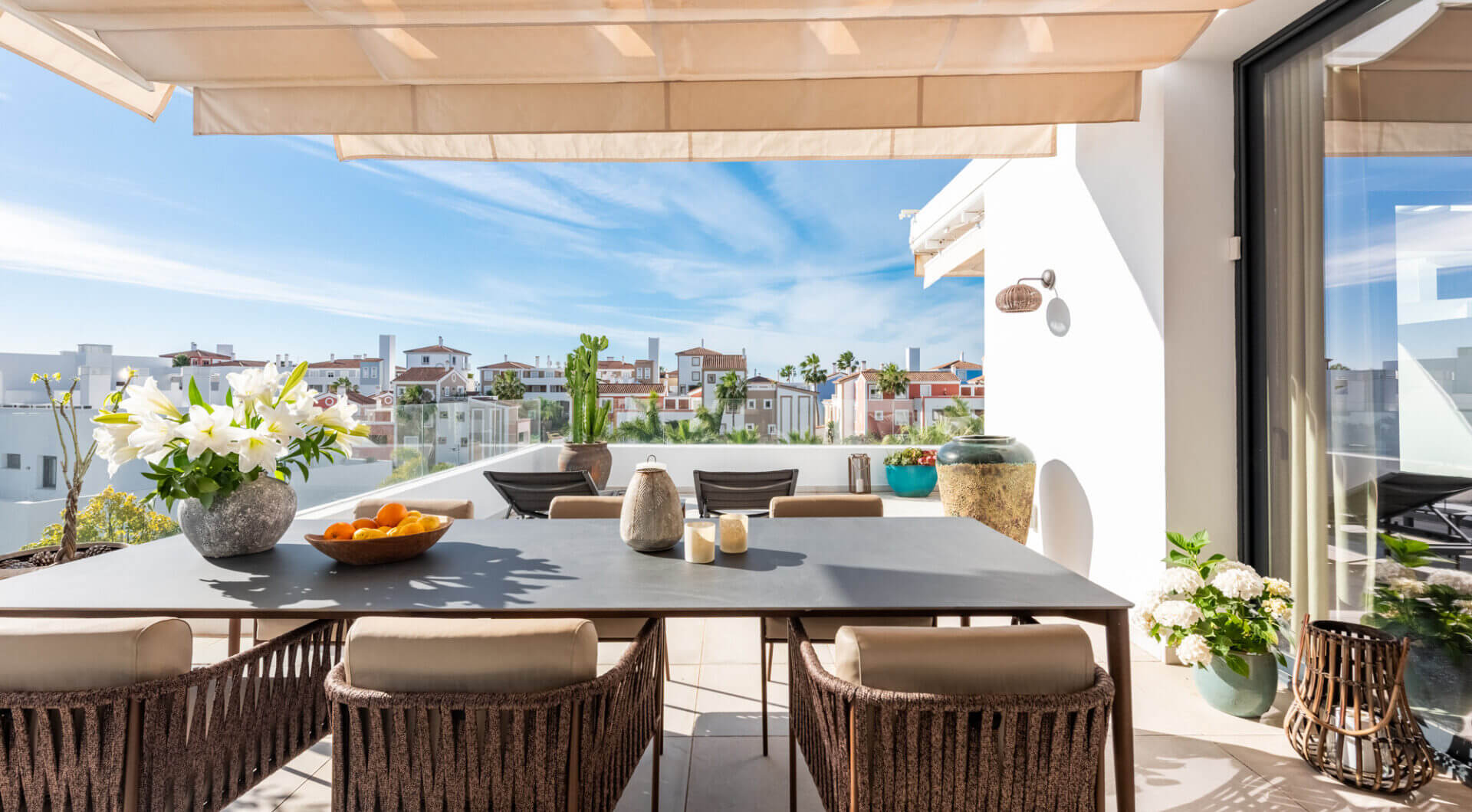Stylowy i jasny dwupoziomowy penthouse w Cortijo del Golf na Nowej Złotej Mili