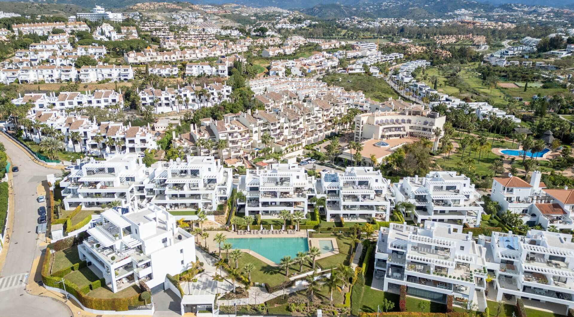 Stylowy i jasny dwupoziomowy penthouse w Cortijo del Golf na Nowej Złotej Mili