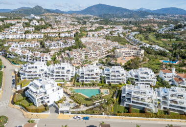 Stylowy i jasny dwupoziomowy penthouse w Cortijo del Golf na Nowej Złotej Mili