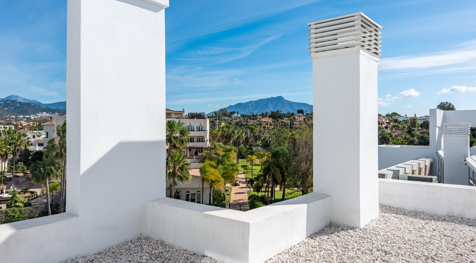 Stylowy i jasny dwupoziomowy penthouse w Cortijo del Golf na Nowej Złotej Mili