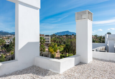 Stylowy i jasny dwupoziomowy penthouse w Cortijo del Golf na Nowej Złotej Mili