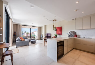 Stylowy i jasny dwupoziomowy penthouse w Cortijo del Golf na Nowej Złotej Mili