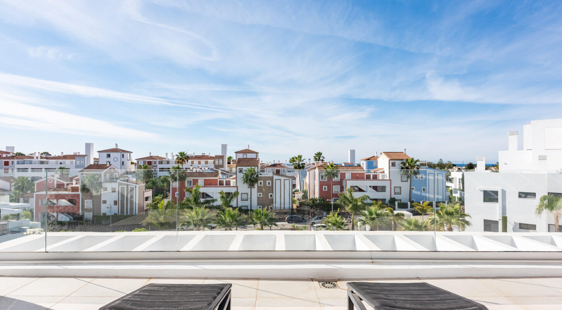 Stylowy i jasny dwupoziomowy penthouse w Cortijo del Golf na Nowej Złotej Mili