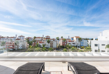 Stylowy i jasny dwupoziomowy penthouse w Cortijo del Golf na Nowej Złotej Mili