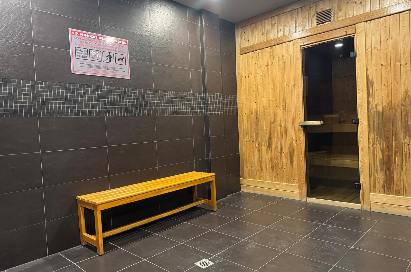 Wymarzone życie nad morzem – tylko 150 metrów od plaży, z luksusową strefą spa w Las Mimosas de Banús