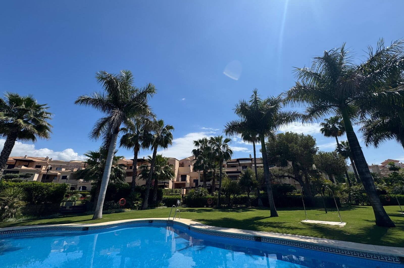 Wymarzone życie nad morzem – tylko 150 metrów od plaży, z luksusową strefą spa w Las Mimosas de Banús