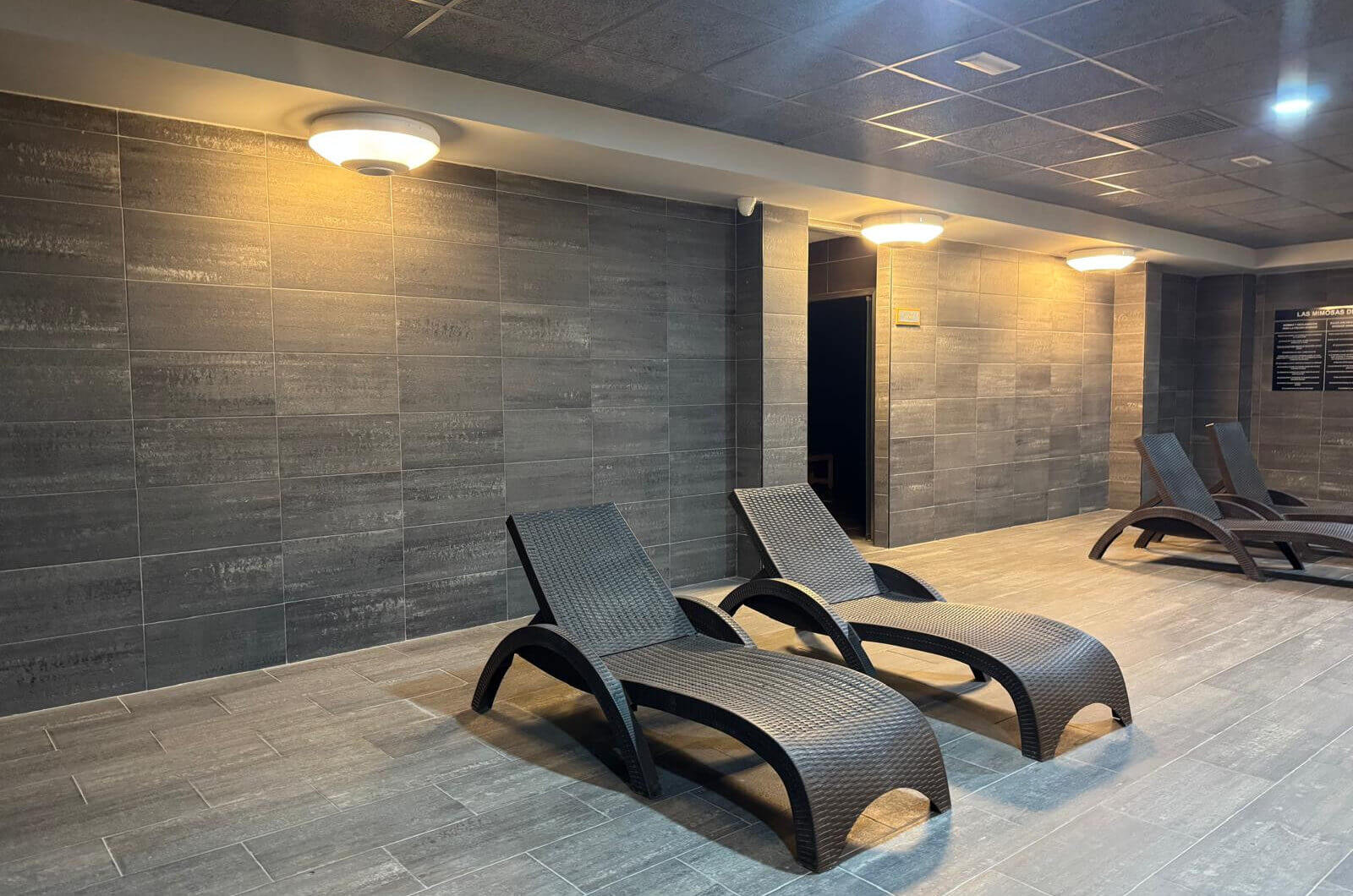 Wymarzone życie nad morzem – tylko 150 metrów od plaży, z luksusową strefą spa w Las Mimosas de Banús