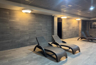 Wymarzone życie nad morzem – tylko 150 metrów od plaży, z luksusową strefą spa w Las Mimosas de Banús