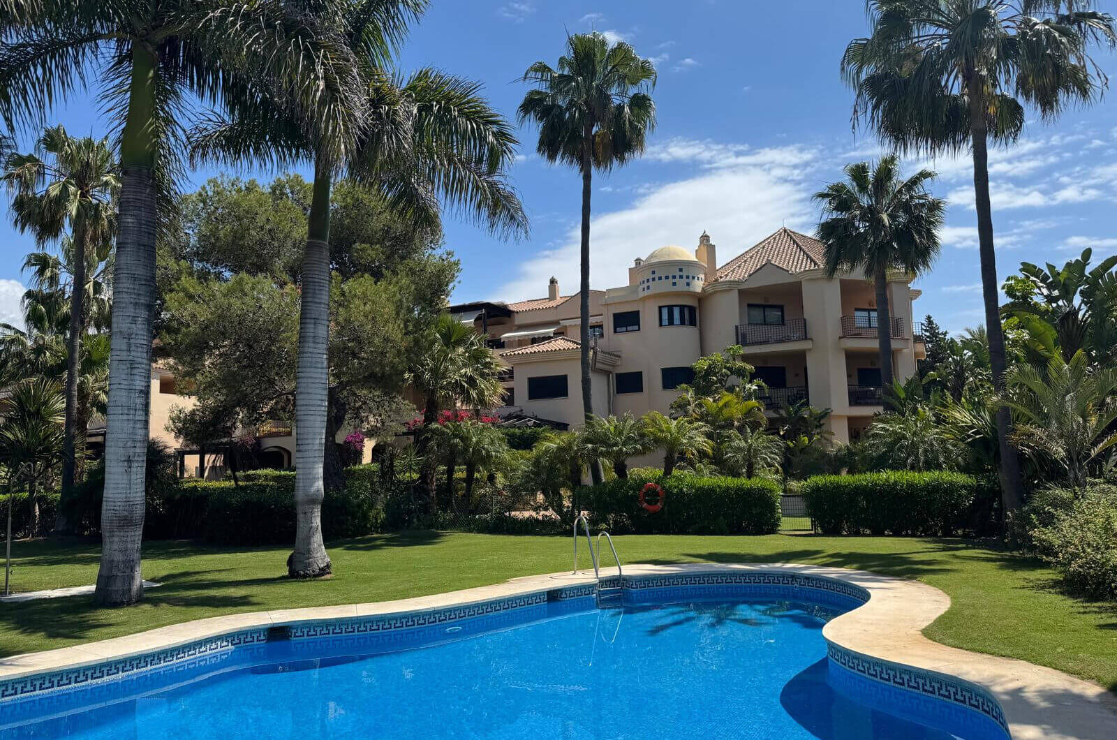 Wymarzone życie nad morzem – tylko 150 metrów od plaży, z luksusową strefą spa w Las Mimosas de Banús