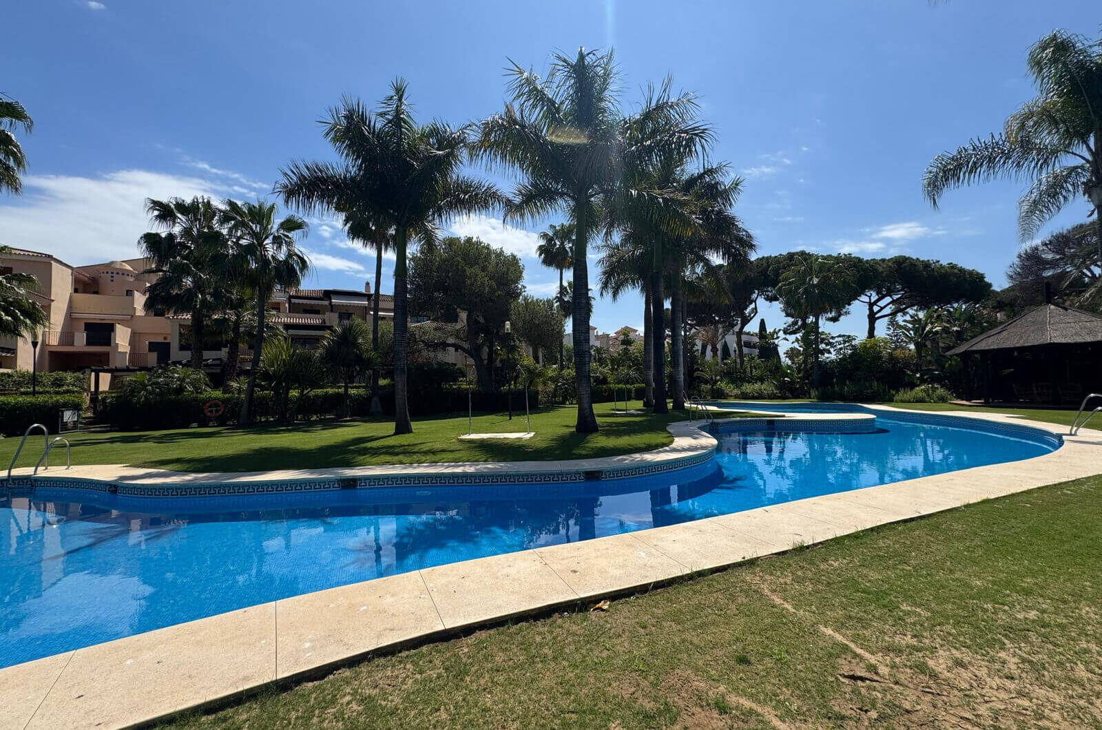 Wymarzone życie nad morzem – tylko 150 metrów od plaży, z luksusową strefą spa w Las Mimosas de Banús
