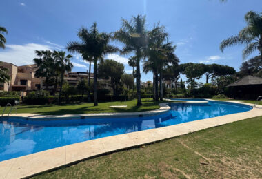 Wymarzone życie nad morzem – tylko 150 metrów od plaży, z luksusową strefą spa w Las Mimosas de Banús