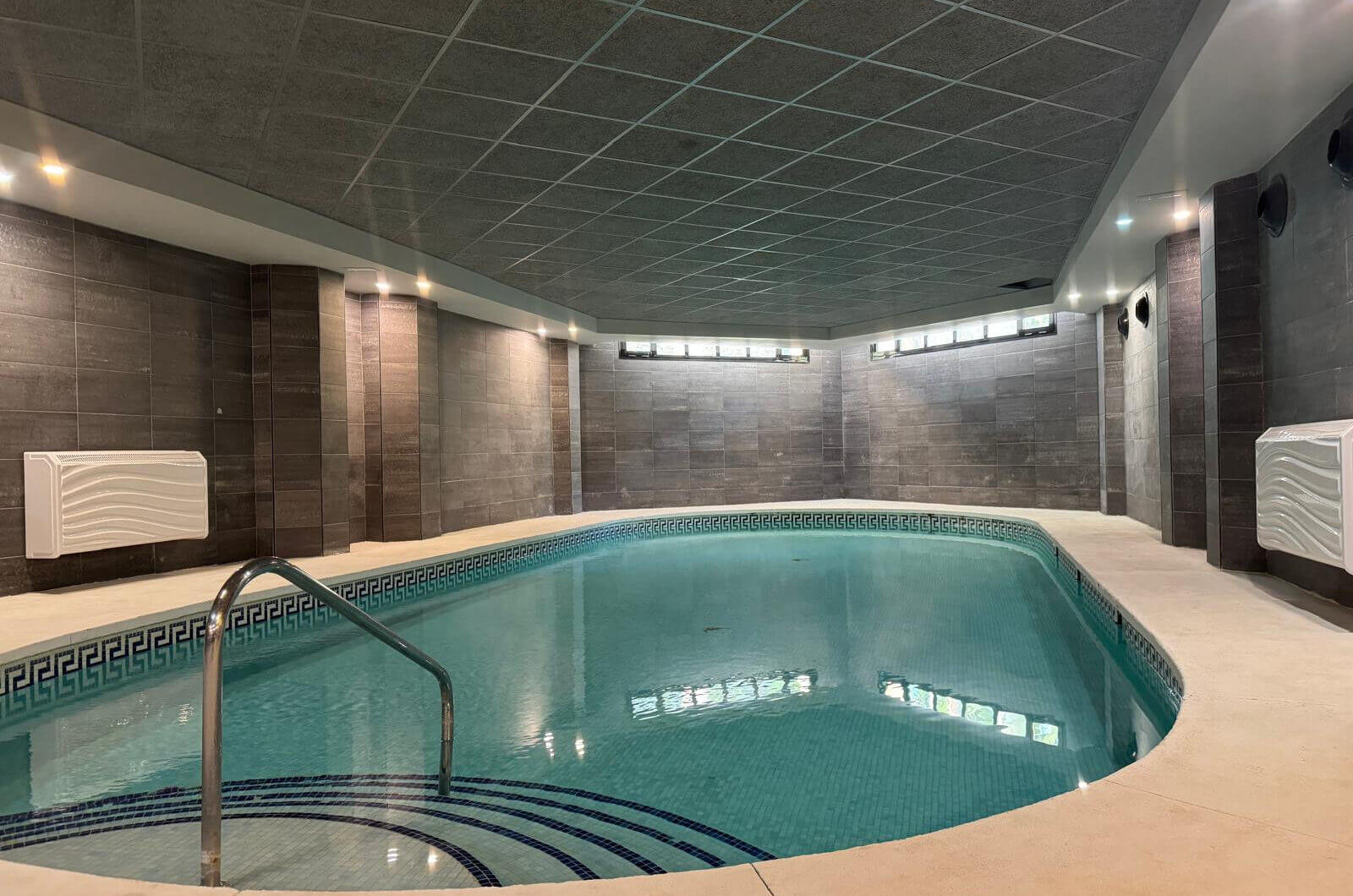Wymarzone życie nad morzem – tylko 150 metrów od plaży, z luksusową strefą spa w Las Mimosas de Banús