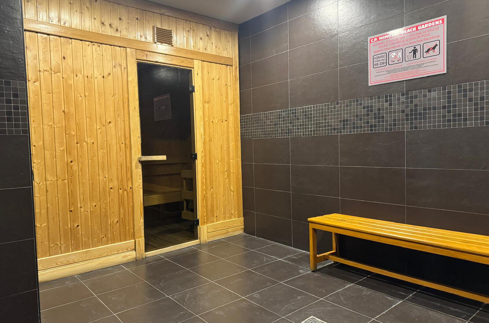 Wymarzone życie nad morzem – tylko 150 metrów od plaży, z luksusową strefą spa w Las Mimosas de Banús