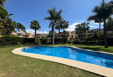 Wymarzone życie nad morzem – tylko 150 metrów od plaży, z luksusową strefą spa w Las Mimosas de Banús