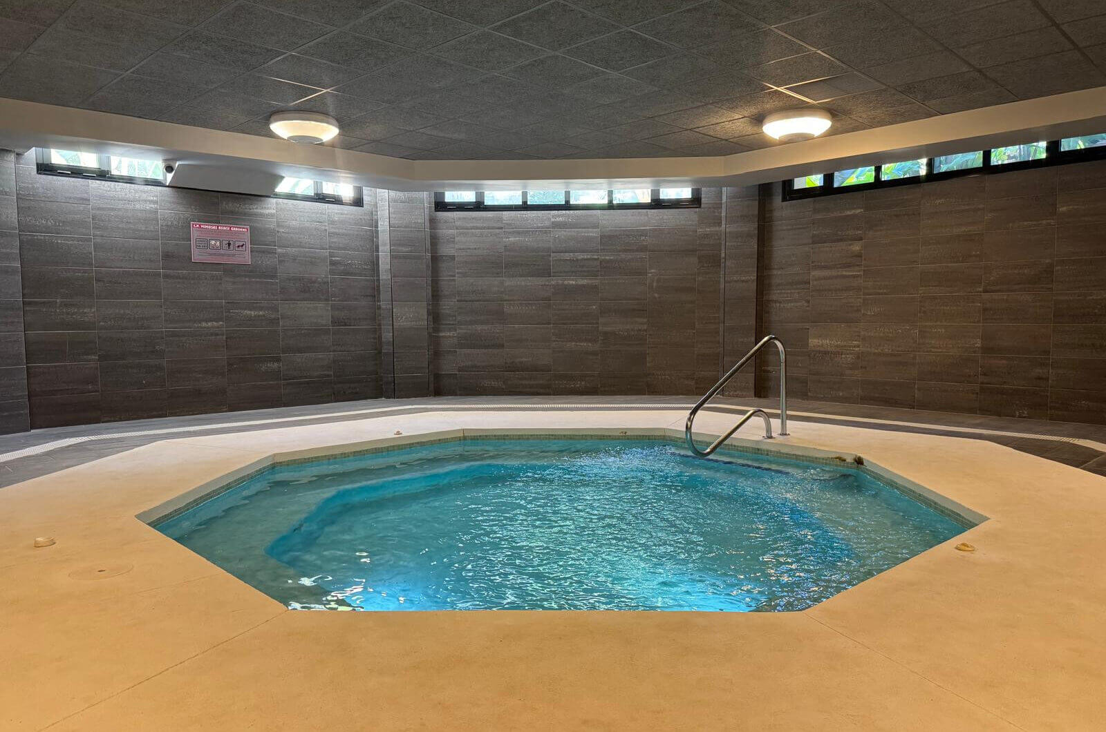 Wymarzone życie nad morzem – tylko 150 metrów od plaży, z luksusową strefą spa w Las Mimosas de Banús