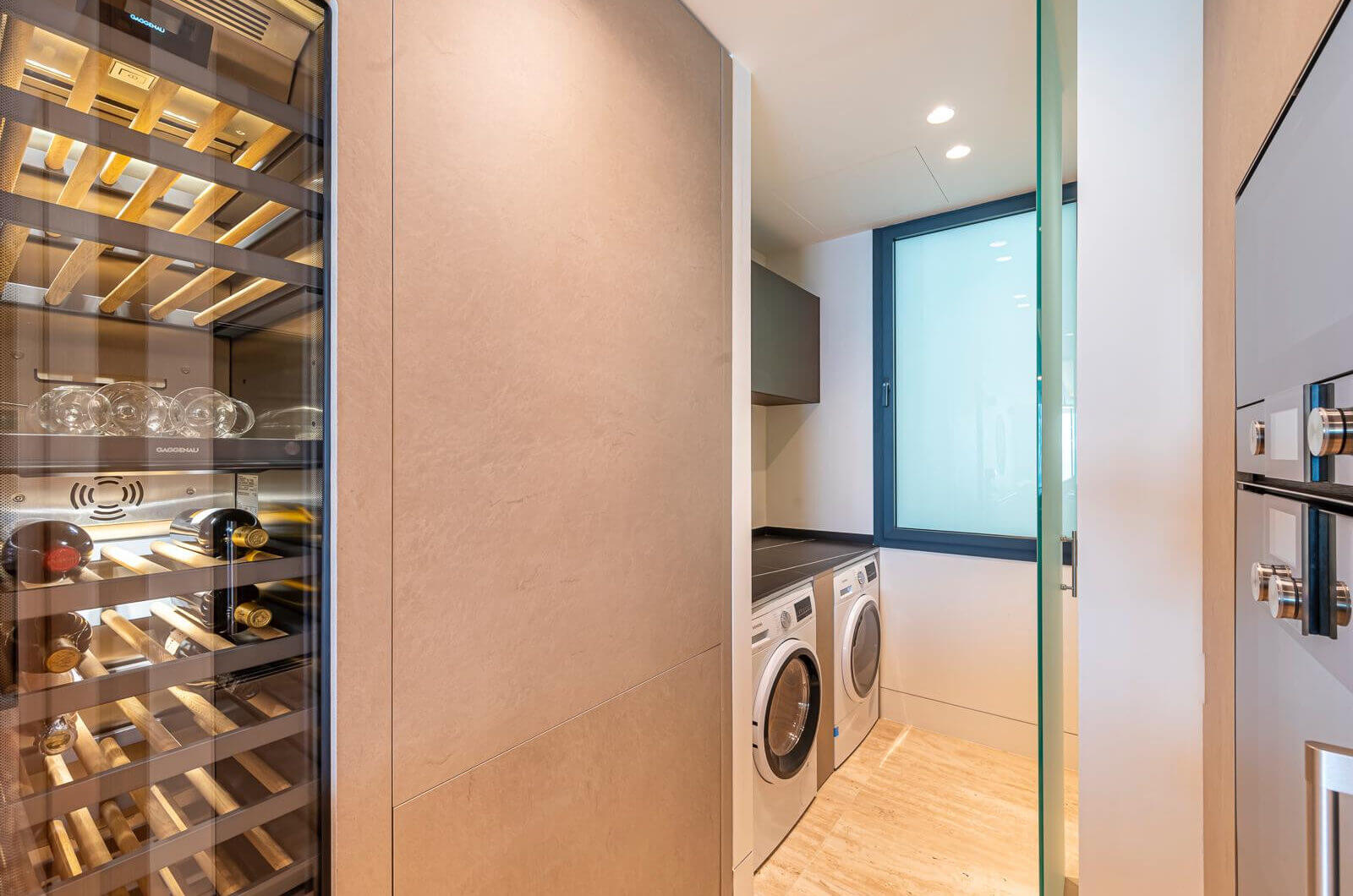 Luksusowy apartament nad morzem z widokiem na morze panoramiczne w Esteponie