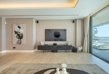 Luksusowy apartament nad morzem z widokiem na morze panoramiczne w Esteponie