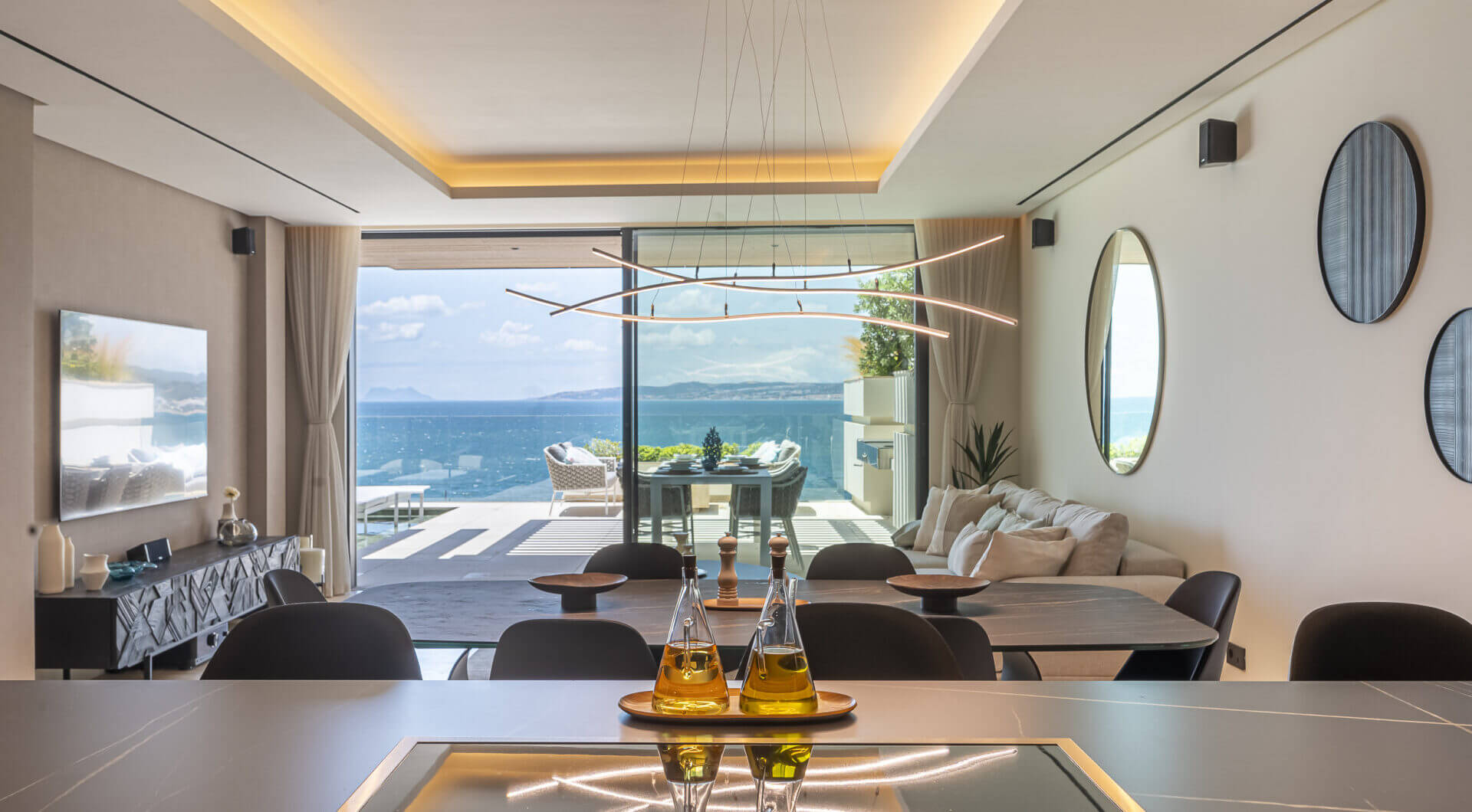 Luksusowy apartament nad morzem z widokiem na morze panoramiczne w Esteponie