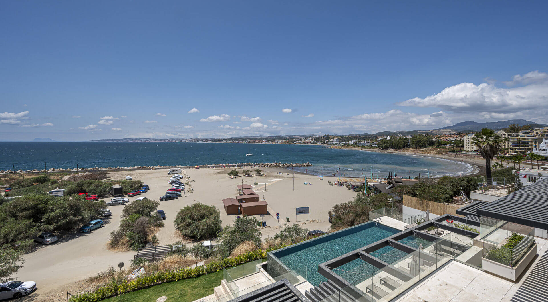 Luksusowy apartament nad morzem z widokiem na morze panoramiczne w Esteponie
