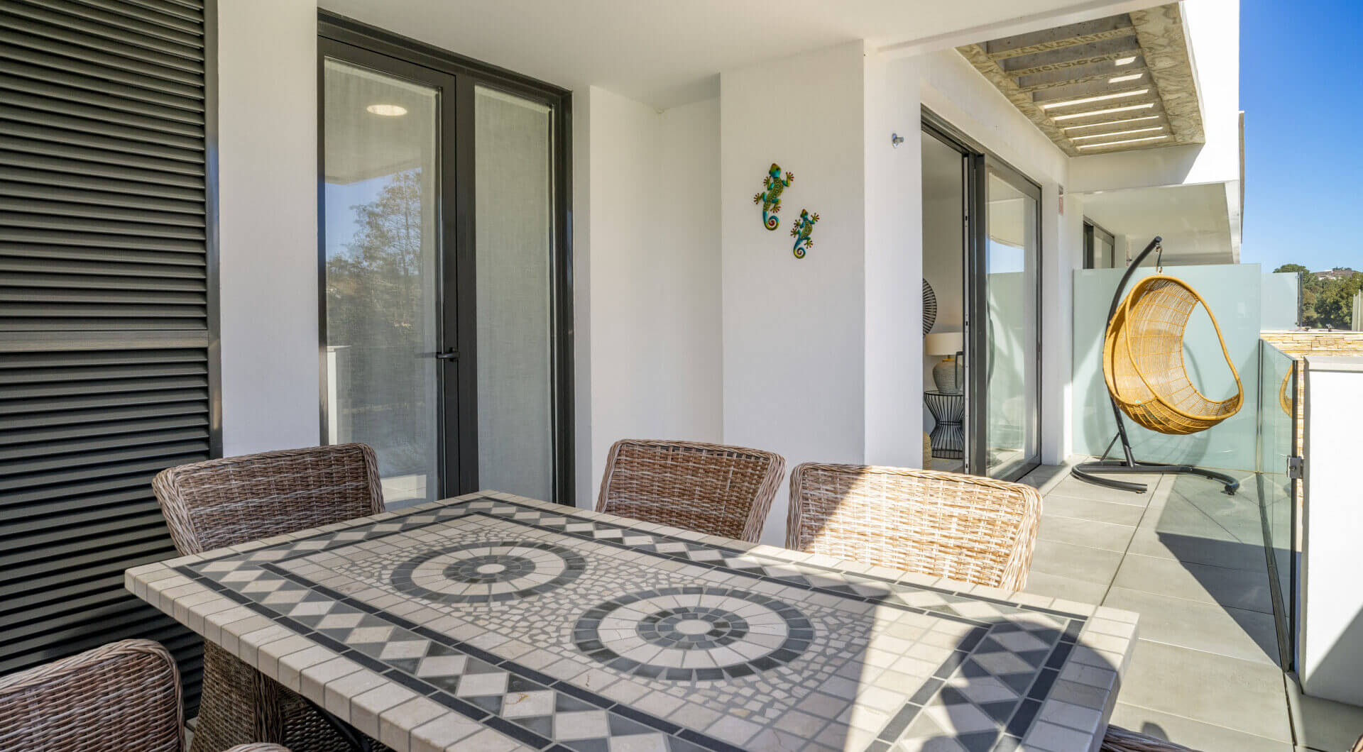 Nowoczesny apartament z 3 sypialniami na pierwszej linii pola golfowego w La Cala — spacer do miasta, plaży i udogodnień