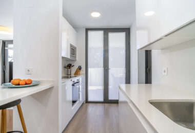 Nowoczesny apartament z 3 sypialniami na pierwszej linii pola golfowego w La Cala — spacer do miasta, plaży i udogodnień