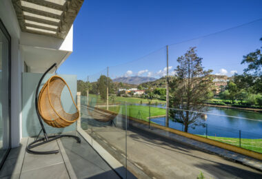 Nowoczesny apartament z 3 sypialniami na pierwszej linii pola golfowego w La Cala — spacer do miasta, plaży i udogodnień