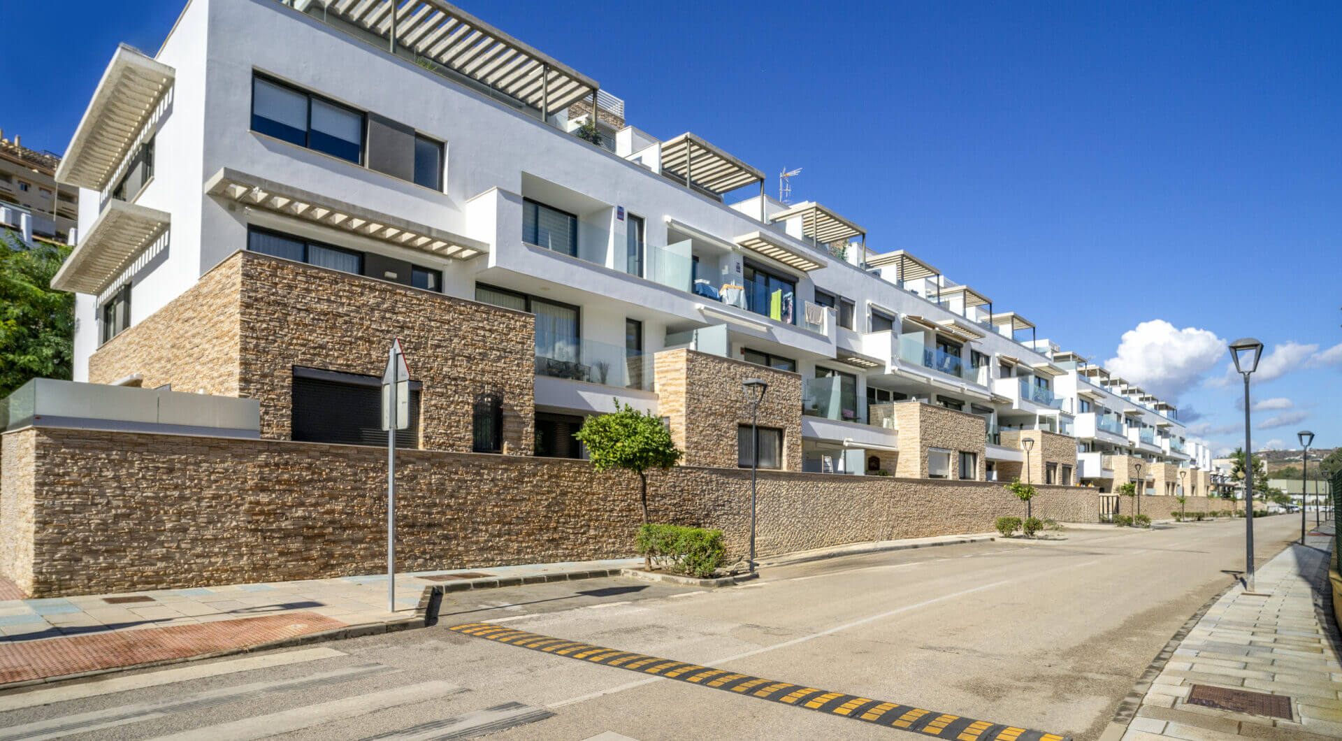 Nowoczesny apartament z 3 sypialniami na pierwszej linii pola golfowego w La Cala — spacer do miasta, plaży i udogodnień