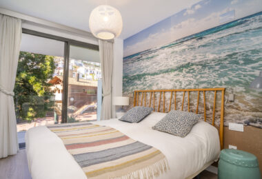 Nowoczesny apartament z 3 sypialniami na pierwszej linii pola golfowego w La Cala — spacer do miasta, plaży i udogodnień