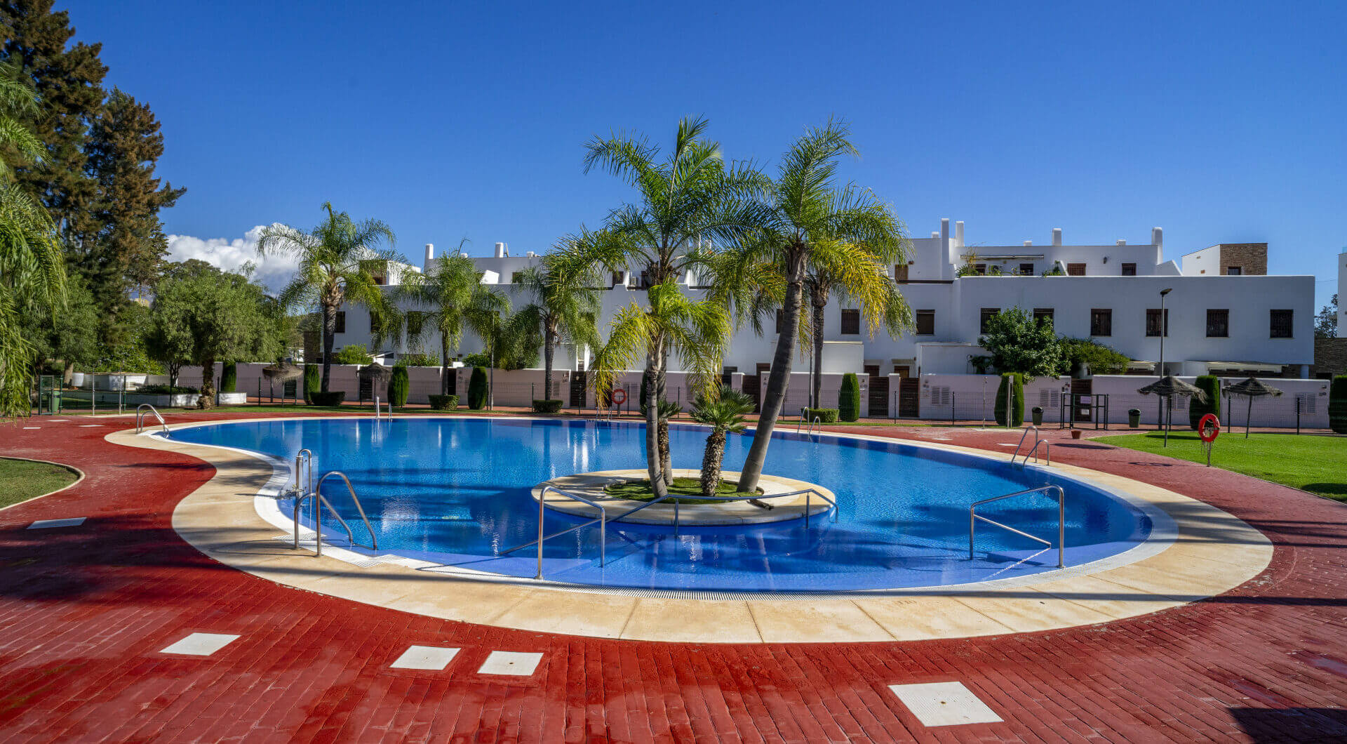 Nowoczesny apartament z 3 sypialniami na pierwszej linii pola golfowego w La Cala — spacer do miasta, plaży i udogodnień