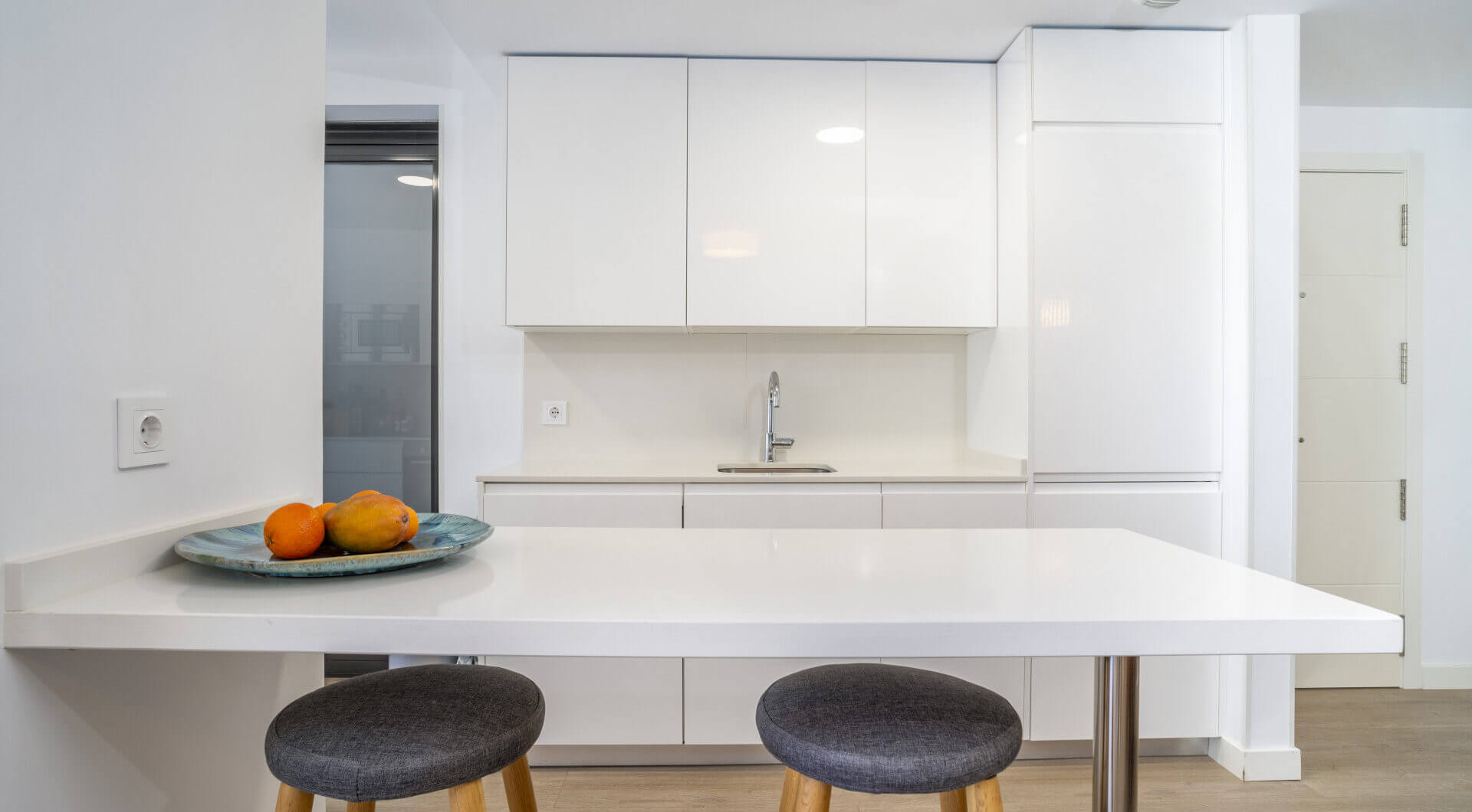 Nowoczesny apartament z 3 sypialniami na pierwszej linii pola golfowego w La Cala — spacer do miasta, plaży i udogodnień