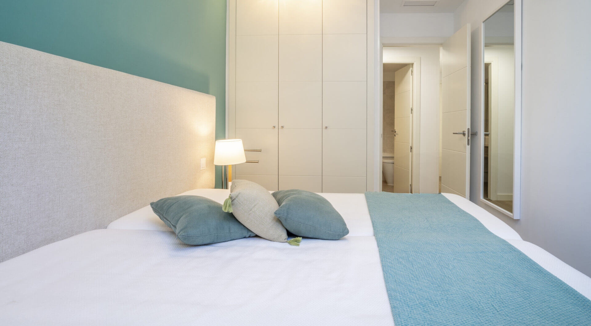 Nowoczesny apartament z 3 sypialniami na pierwszej linii pola golfowego w La Cala — spacer do miasta, plaży i udogodnień