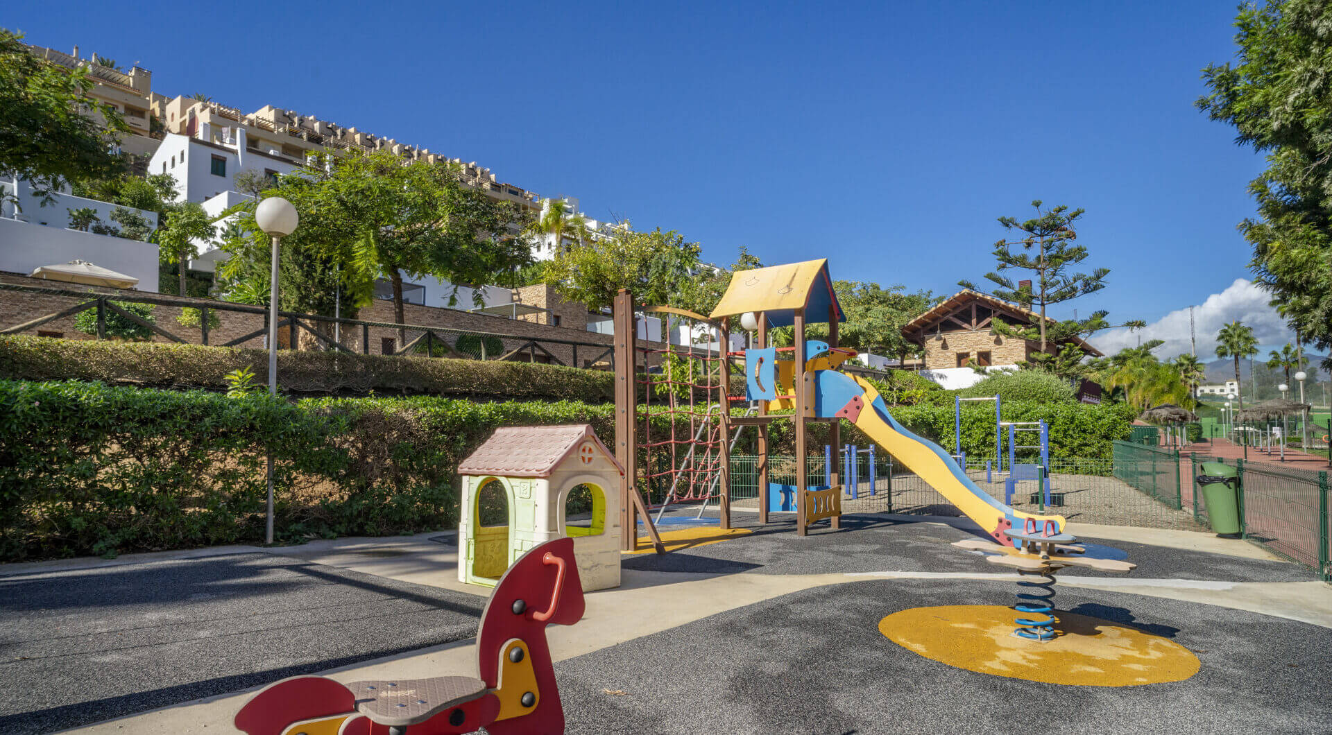 Nowoczesny apartament z 3 sypialniami na pierwszej linii pola golfowego w La Cala — spacer do miasta, plaży i udogodnień
