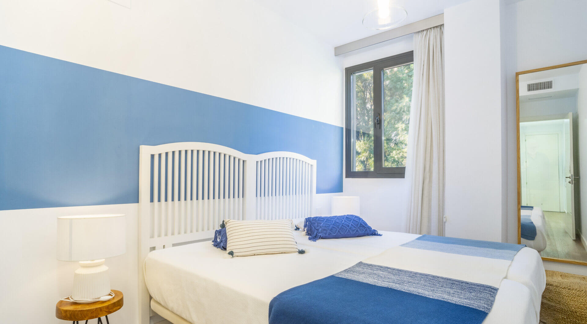 Nowoczesny apartament z 3 sypialniami na pierwszej linii pola golfowego w La Cala — spacer do miasta, plaży i udogodnień