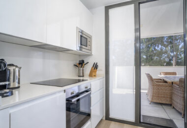 Nowoczesny apartament z 3 sypialniami na pierwszej linii pola golfowego w La Cala — spacer do miasta, plaży i udogodnień