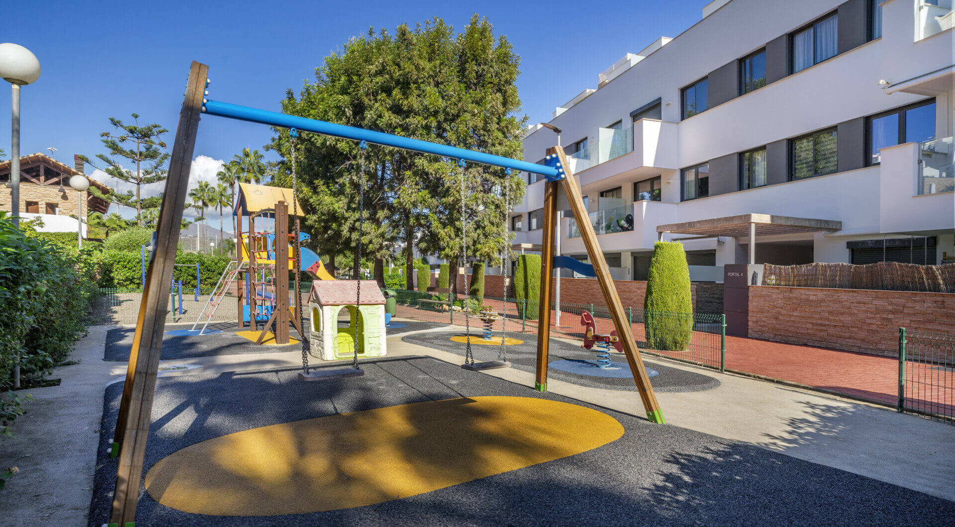 Nowoczesny apartament z 3 sypialniami na pierwszej linii pola golfowego w La Cala — spacer do miasta, plaży i udogodnień