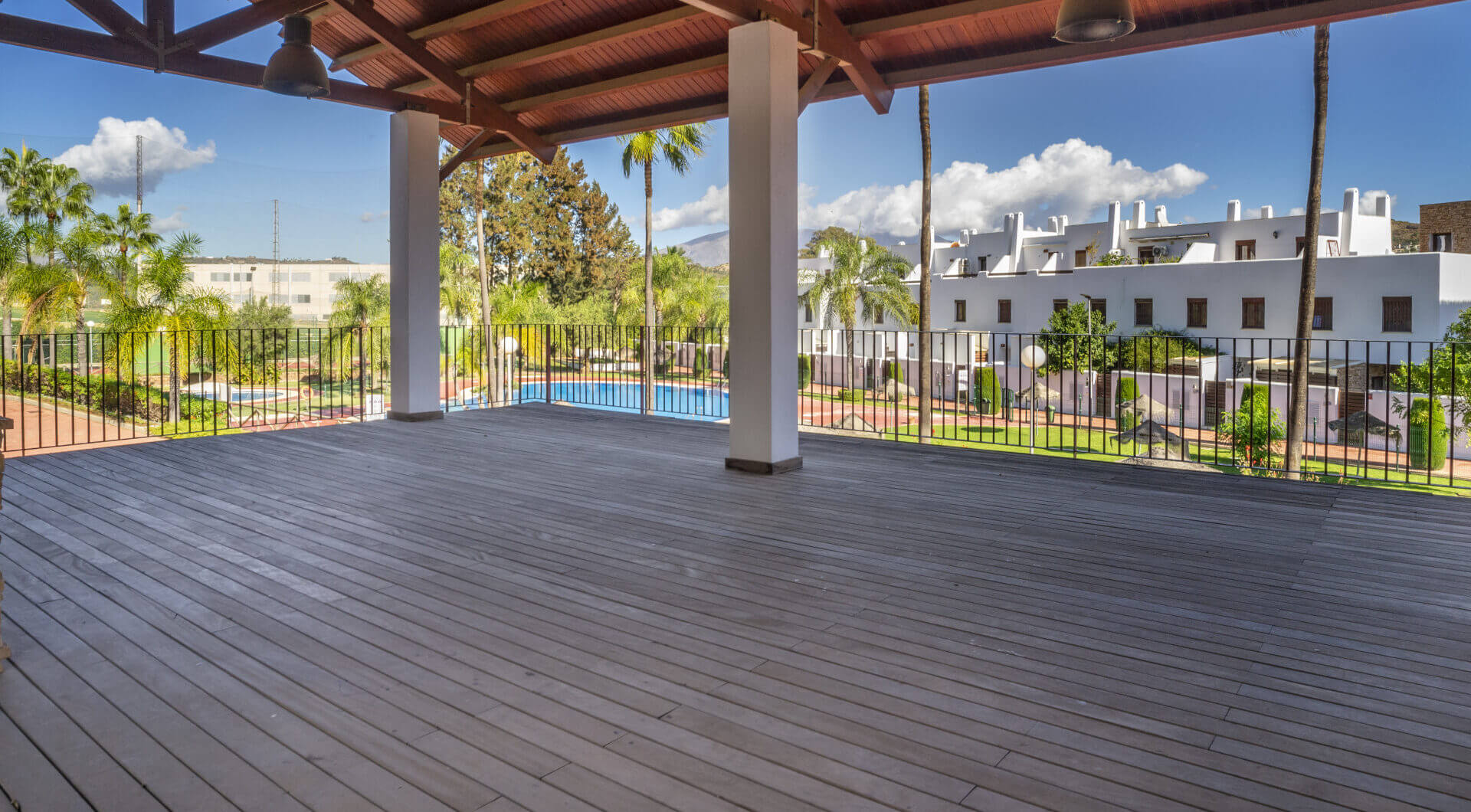 Nowoczesny apartament z 3 sypialniami na pierwszej linii pola golfowego w La Cala — spacer do miasta, plaży i udogodnień