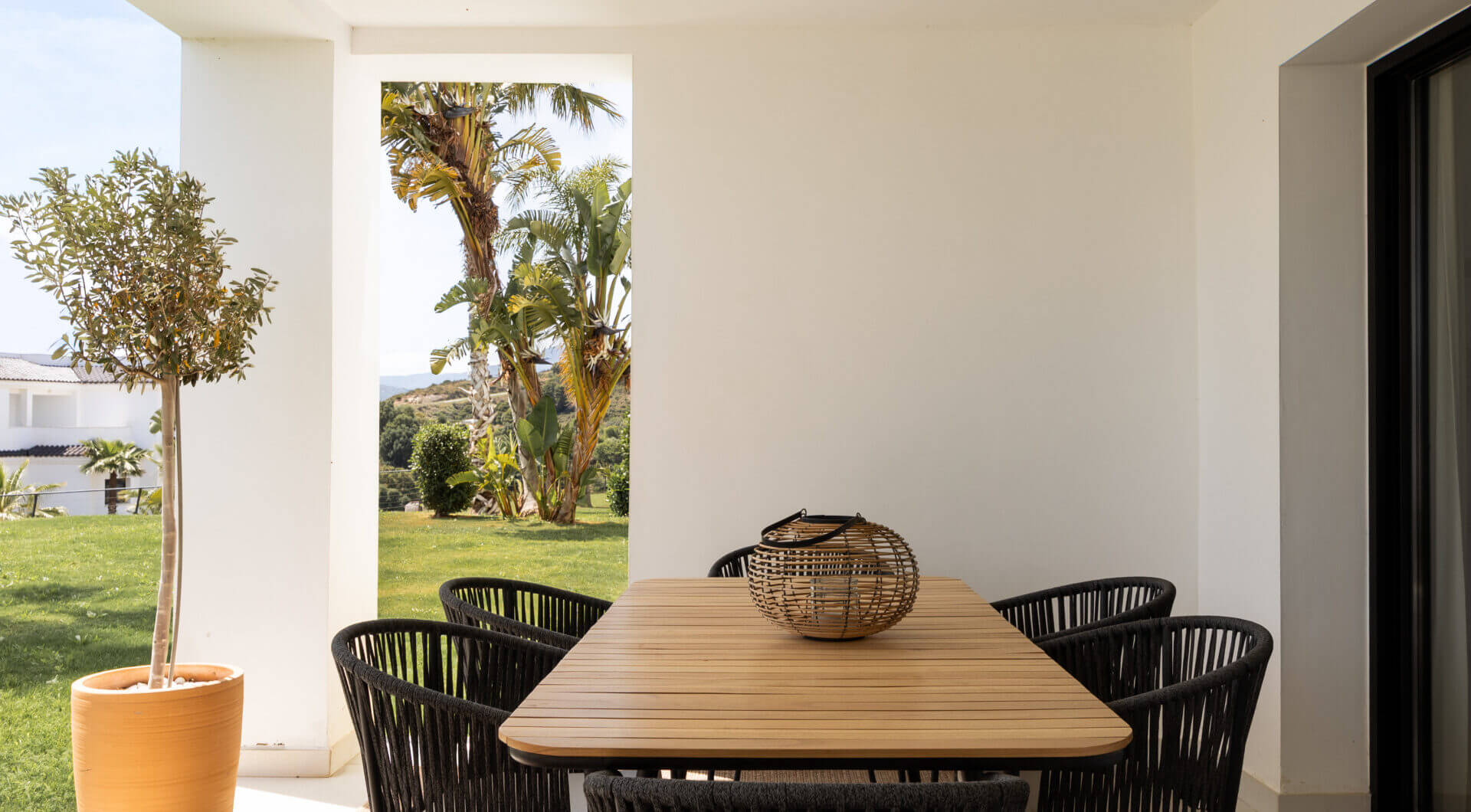 Eleganckie designerskie mieszkanie na sprzedaż w Mirador de Estepona Hills z licencją na wynajem