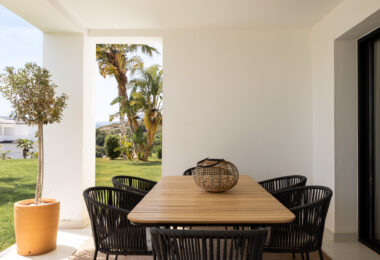 Eleganckie designerskie mieszkanie na sprzedaż w Mirador de Estepona Hills z licencją na wynajem