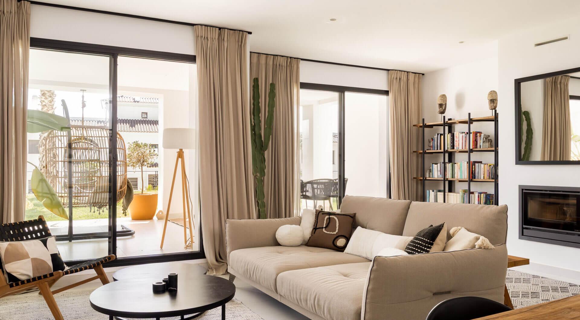 Eleganckie designerskie mieszkanie na sprzedaż w Mirador de Estepona Hills z licencją na wynajem